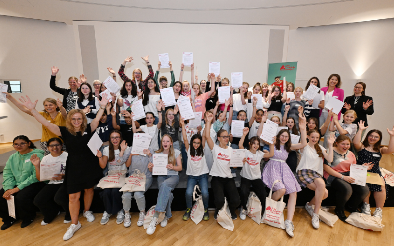Mädchen mit ihren Auszeichnungen des Girls Digital Camp
