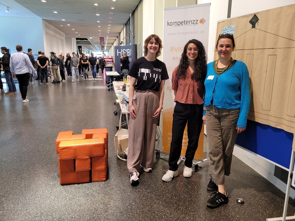 Miriam Sprengel (Mitarbeiterin im Gleichstellungsbüro der HSBI), Lore Funk und Arzu Sahin (kompetenzz) beim Tag der offenen Tür am Stand von kompetenzz