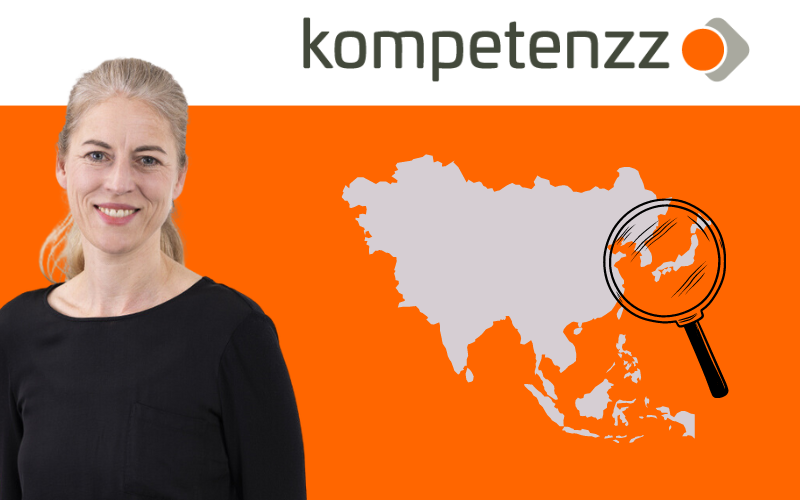 Oben steht das Logo von kompetenzz. Links ist das Portrait der Geschäftsführerin Romy Stühmeier zu sehen. Daneben steht eine Landkarte von Asien, die Lupe zeigt auf Südkorea und Japan.