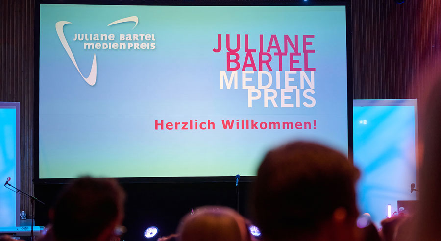 Leinwand mit Schrift zum Juliane Bartel Medienpreises 2025