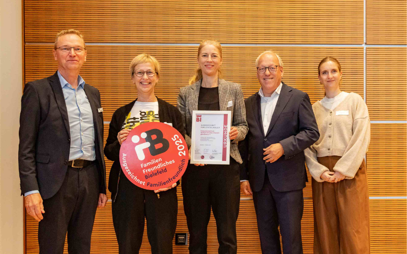 Ulrich Tepper, stellvertr. Geschäftsführer IHK OWL, kompetenzz-Geschäftsführerinnen Sabine Mellies und Romy Stühmeier, Oberbürgermeister Pit Clausen und Jury-Sprecherin Hanna Drabon, WEGE