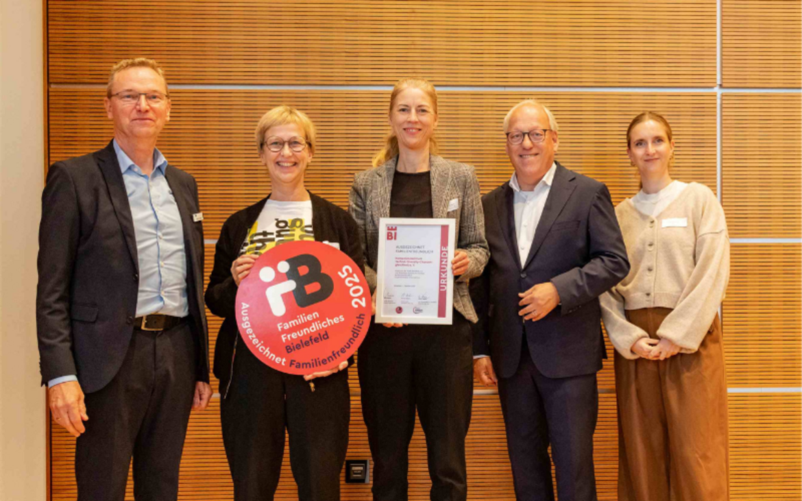 Ulrich Tepper, stellvertr. Geschäftsführer IHK OWL, kompetenzz-Geschäftsführerinnen Sabine Mellies und Romy Stühmeier, Oberbürgermeister Pit Clausen und Jury-Sprecherin Hanna Drabon, WEGE