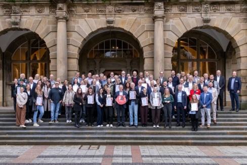 Gruppenbild der Preisträgerinnen und -träger "Familienfreundlich 2025"