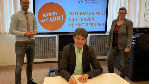 Prof. Dr. Jürgen Kretschmann unterzeichnet das Memorandum