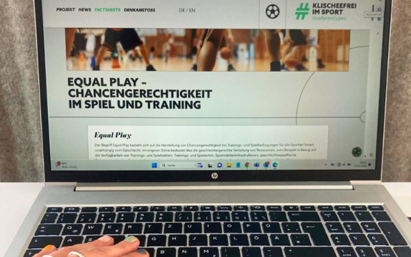 Computerbildschirm mit dem Schriftzug Equal Play - Chancengerechtigkeit im Spiel und Training